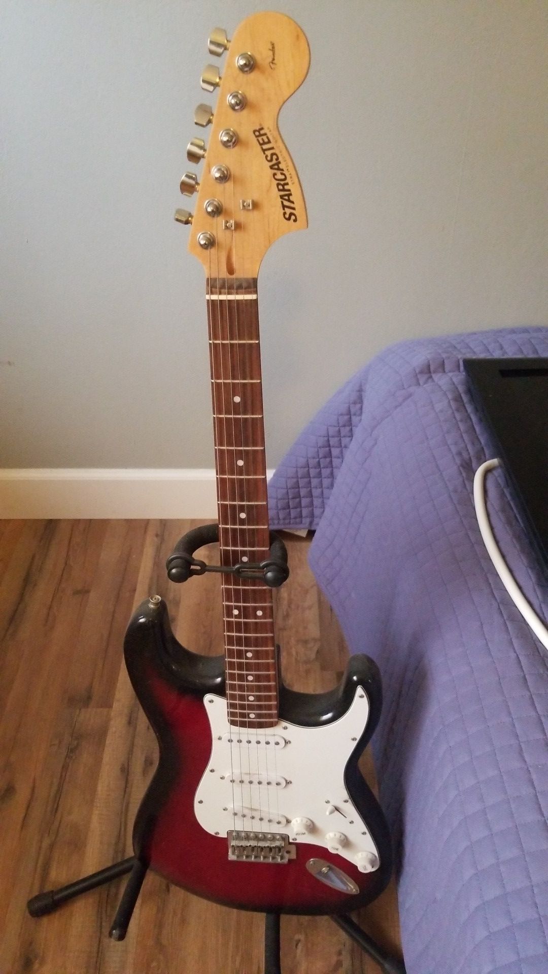 Starcaster electric guitar with speaker