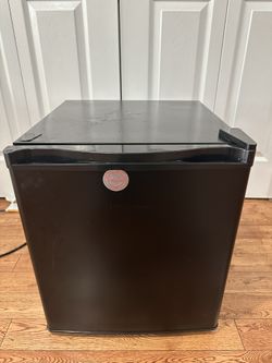 HISENSE Free - Standing Compact Refrigerator. 