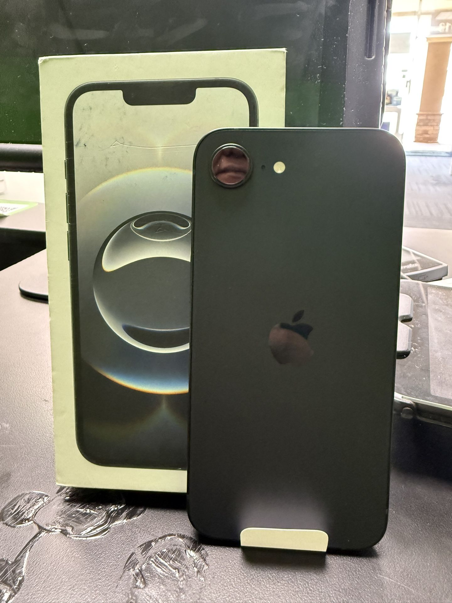 iPhone 16e 
