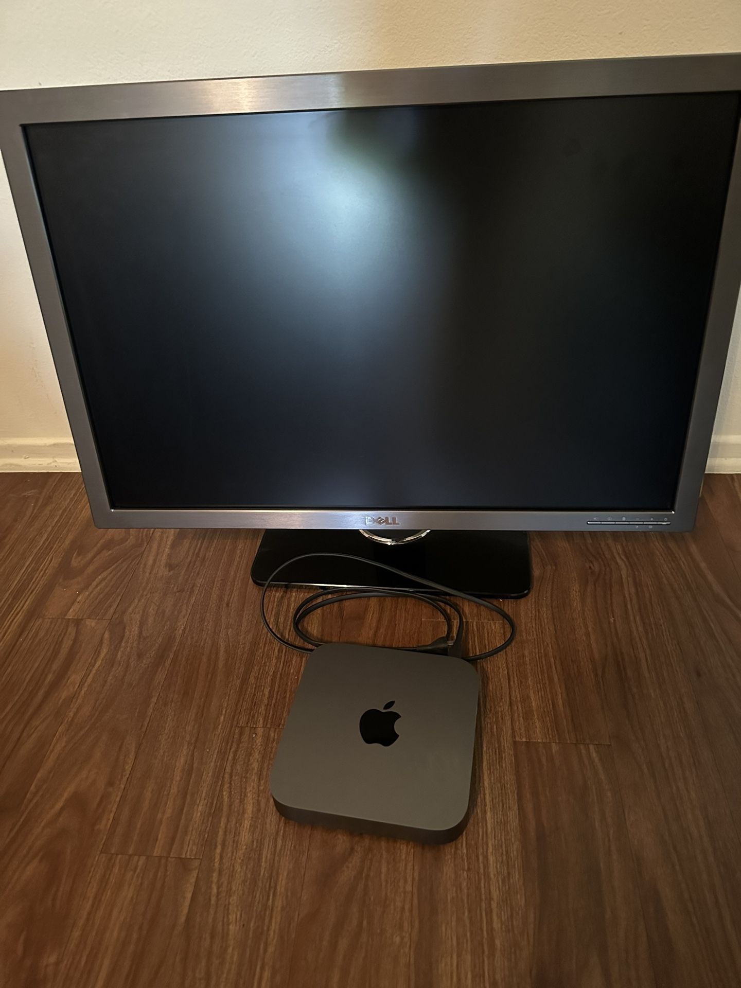 Apple Mac Mini 256 i5 2018 with 30” Dell Ultra sharp Monitor
