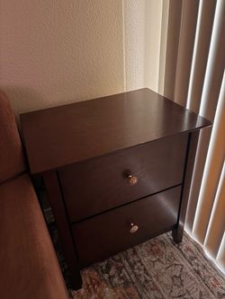 (1) End table / Nightstand