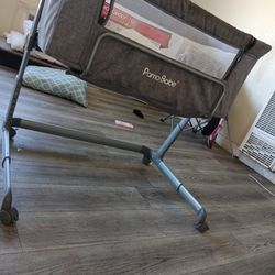Baby bed, still new, moving, no longer need it