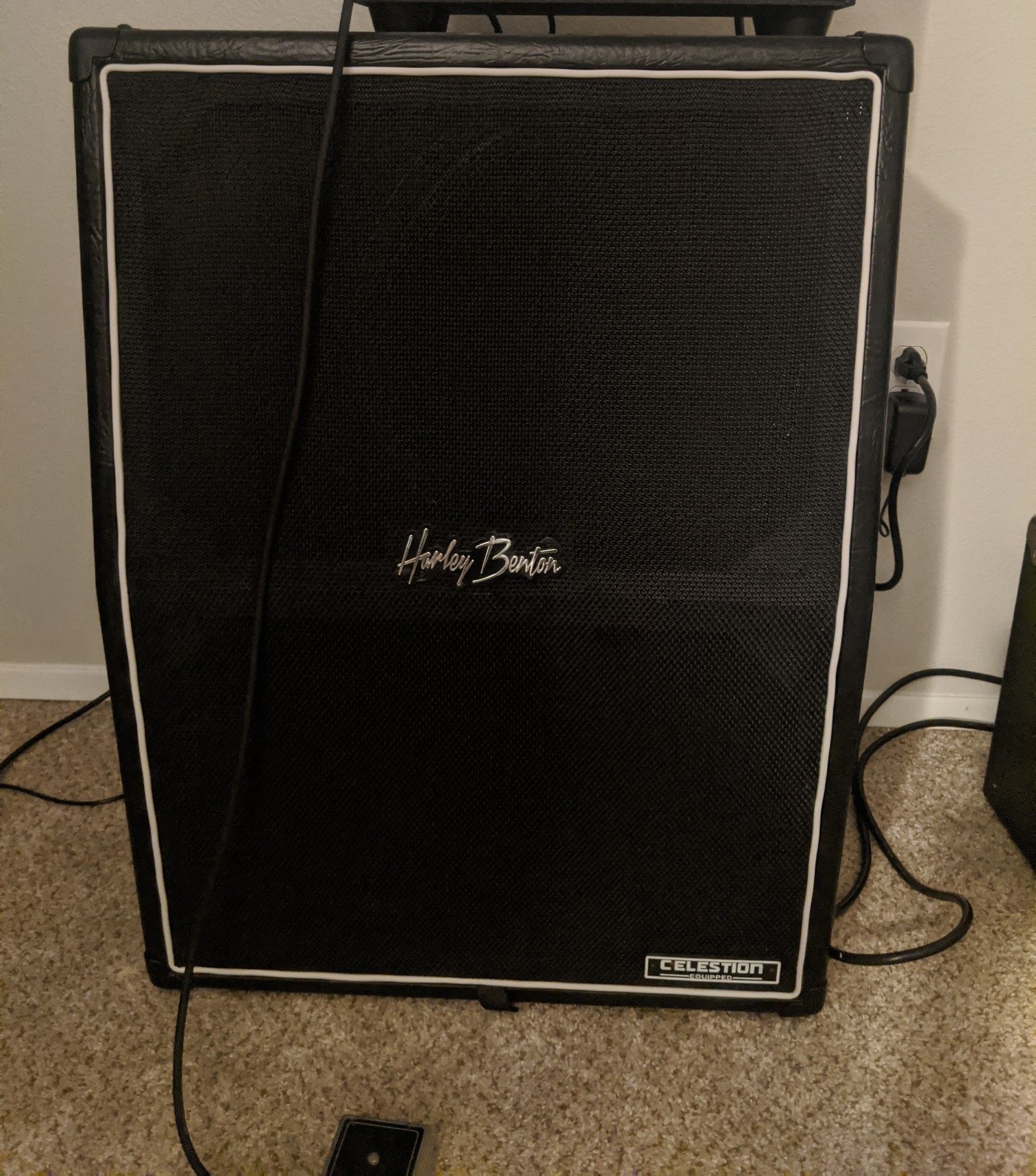 Harley Benton G212 vintage vertical guitar amplifier cabinet