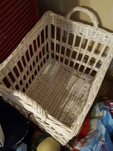 Large whicker white basket