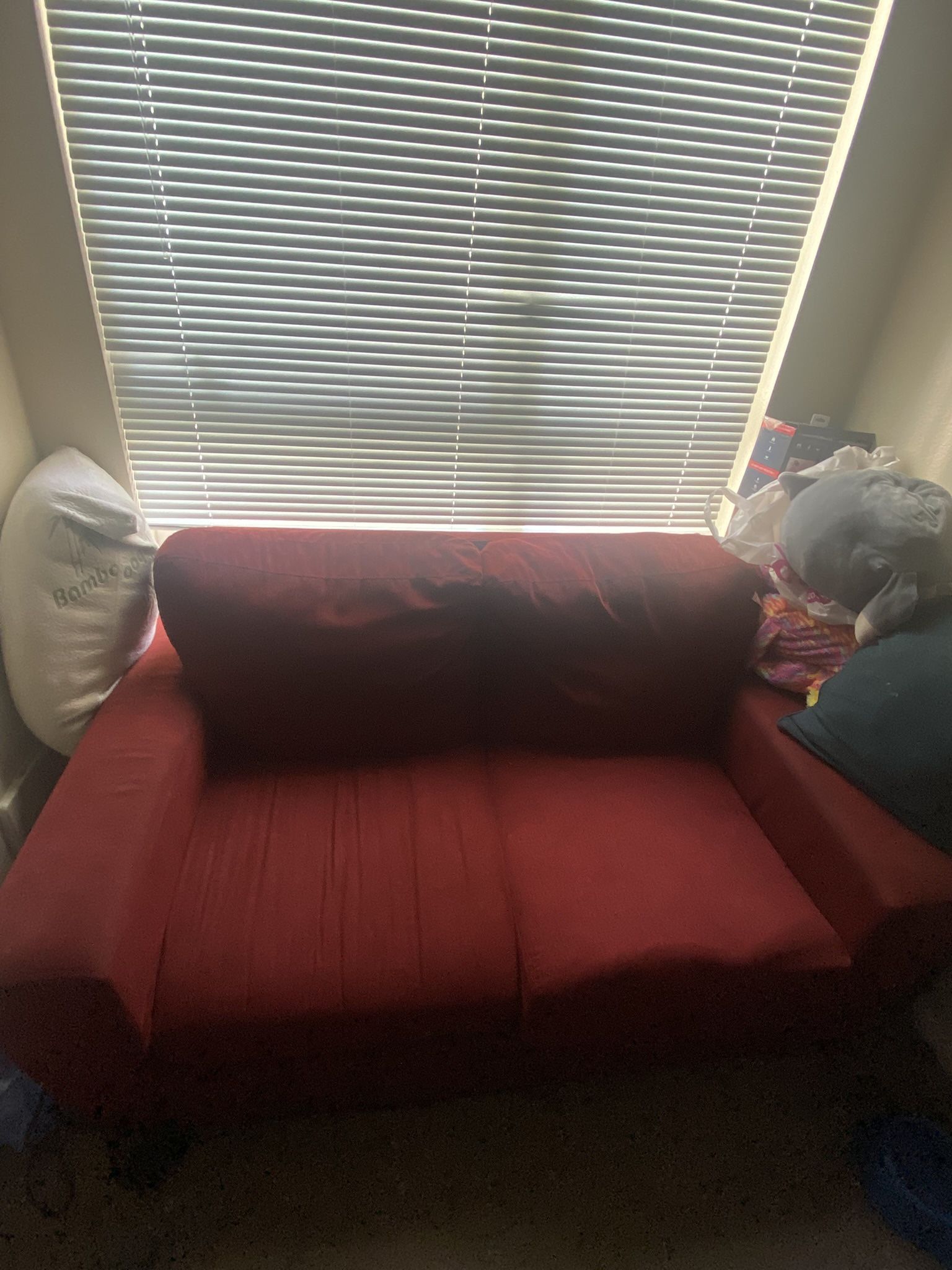 burdendy/red 2 seat couch