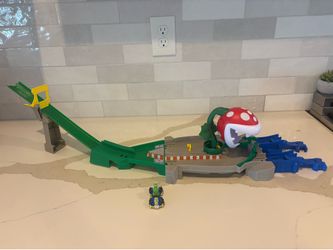 Hot Wheels Mario Kart Piranha Plant Slide track set features a launcher and a snapping nemesis obstacle
