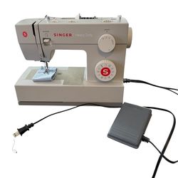 Singer 44S Heavy Duty Sewing Machine – Like New