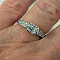 14k WHITE GOLD DIAMOND RING SZ 7 