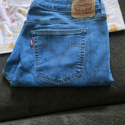 Woman’s Plus Size Levi’s Size 34