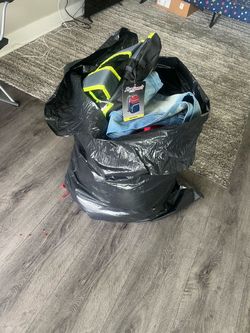 Tengo una bolsa yenas de ropa mixta disponible