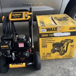 DEWALT 3600 PSI 2.5 GPM Gas Cold Water Professional Pressure Washer with HONDA GX200 Engine