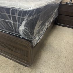 QUEEN PILOOW TOP AND BOX SPRING  220