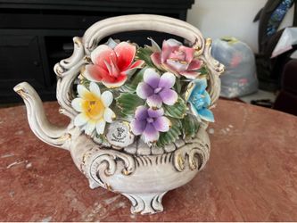 Capodimonte Flower Statur / no cracks or chips