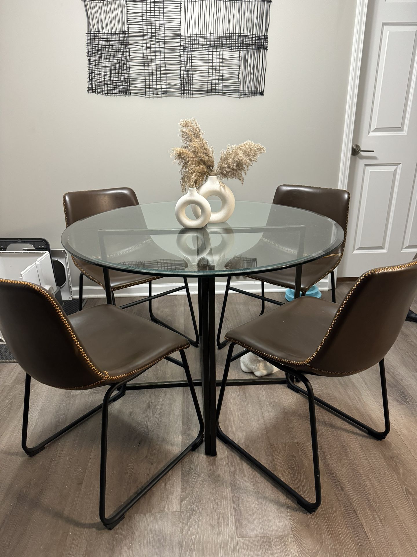 Round Kitchen Table With Chairs