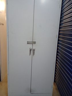 Solid metal storage cabinet with 1 adjustable shelve
