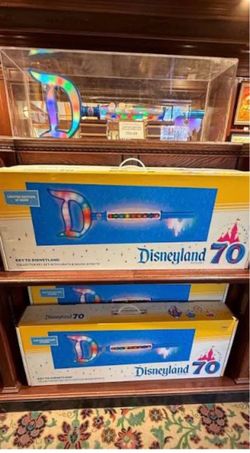 🔥Disneyland 70th Anniversary Limited Edition Collector Key