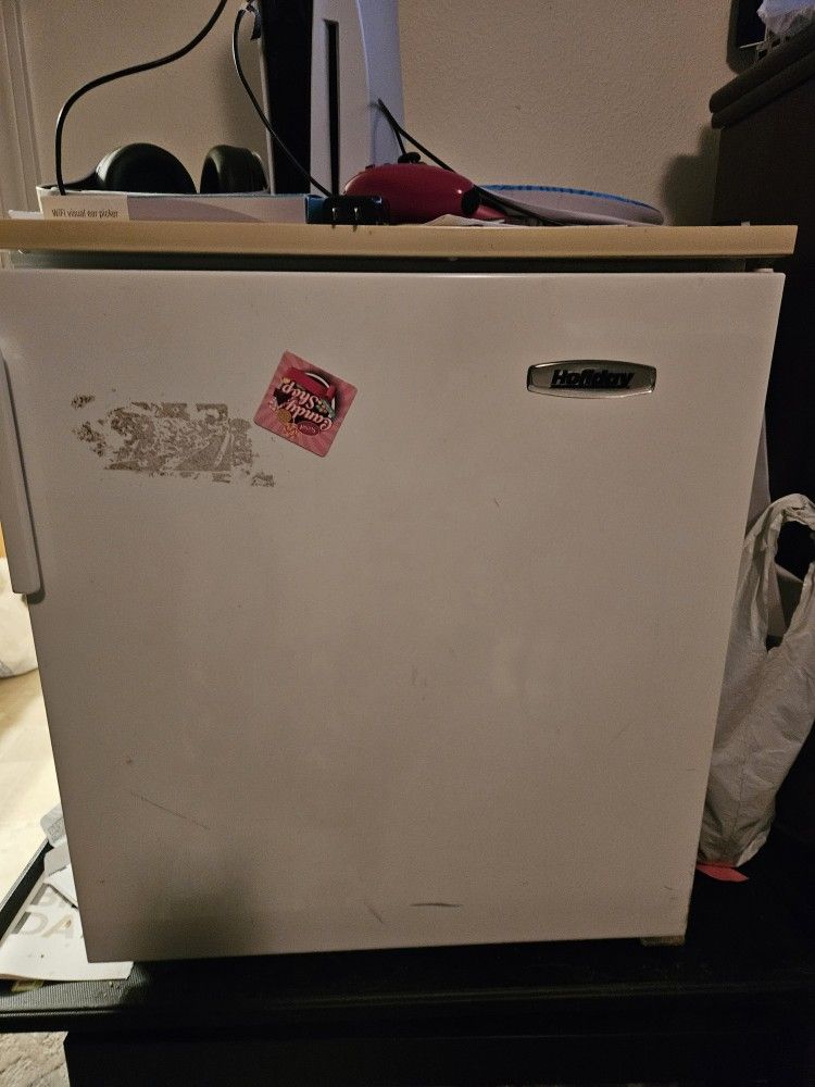 Holiday mid-sized Dorm REFRIG