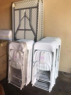 Mesas , sillas en venta . For sale.