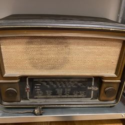 Late 40s Vintage Radio Invicta Model 231