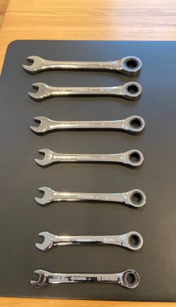 Ratcheting wrench sets