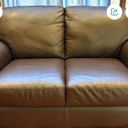 Loveseat, Brown Color, Leather In Excellent Condition 