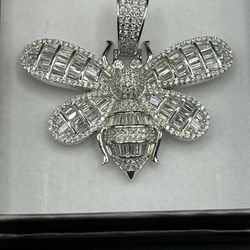 Bee pendant with premium Swarovskii crystals 925 silver