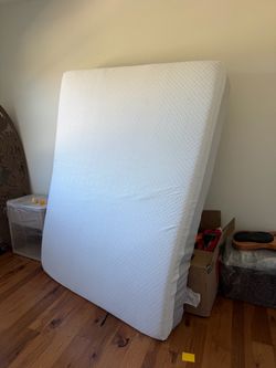 New (opened box) Queen 12” hybrid spring mattress