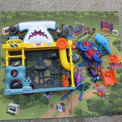 Kids play underwater adventure