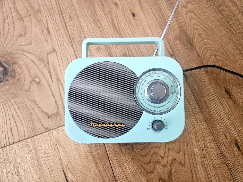 Vintage Style Am Fm Radeo With Headphone Plug In.
