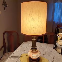  VERY UNIQUE LOOKING VINTAGE  LAMP  33INCHES TALL  This Is A  GREAT  LAMP 