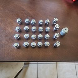 12x1.5 Lug Nuts W/locks