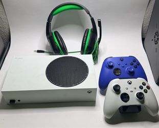 Xbox Series S (360 GB) with extras