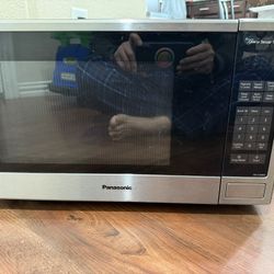1.3 cu. ft. Genius Sensor Microwave, 1100W