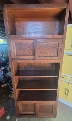 1940s Oak built in pantry 
Avalible from panorama city. 
I removed from a house that was being taken back to the studs for Refurbishmeant 
Width - 33"
