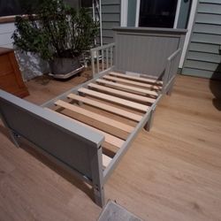 Graco Toddler Bed/Crib (Pebble Gray, Wooden)