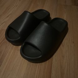 Yeezy Slides Onyx Size 7