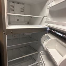 Whirlpool 20.5-cu ft Top-Freezer Refrigerator 