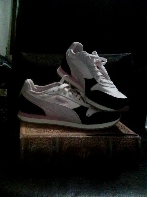 Brand New Woman's Puma Shoes Size: 6