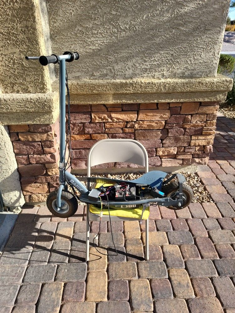 Razor E300 Electric ScooterNot Working *FREE* for Sale in North Las Vegas, NV OfferUp