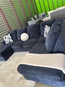 Ashely furniture U sectional sofa couch (DELIVERY AVAILABLE)