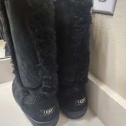 UGG Australia Women's Boots. Sheepskin upper. Pure wool lining. Synthetic sole. Very good condition. Size W6. Made in China. 