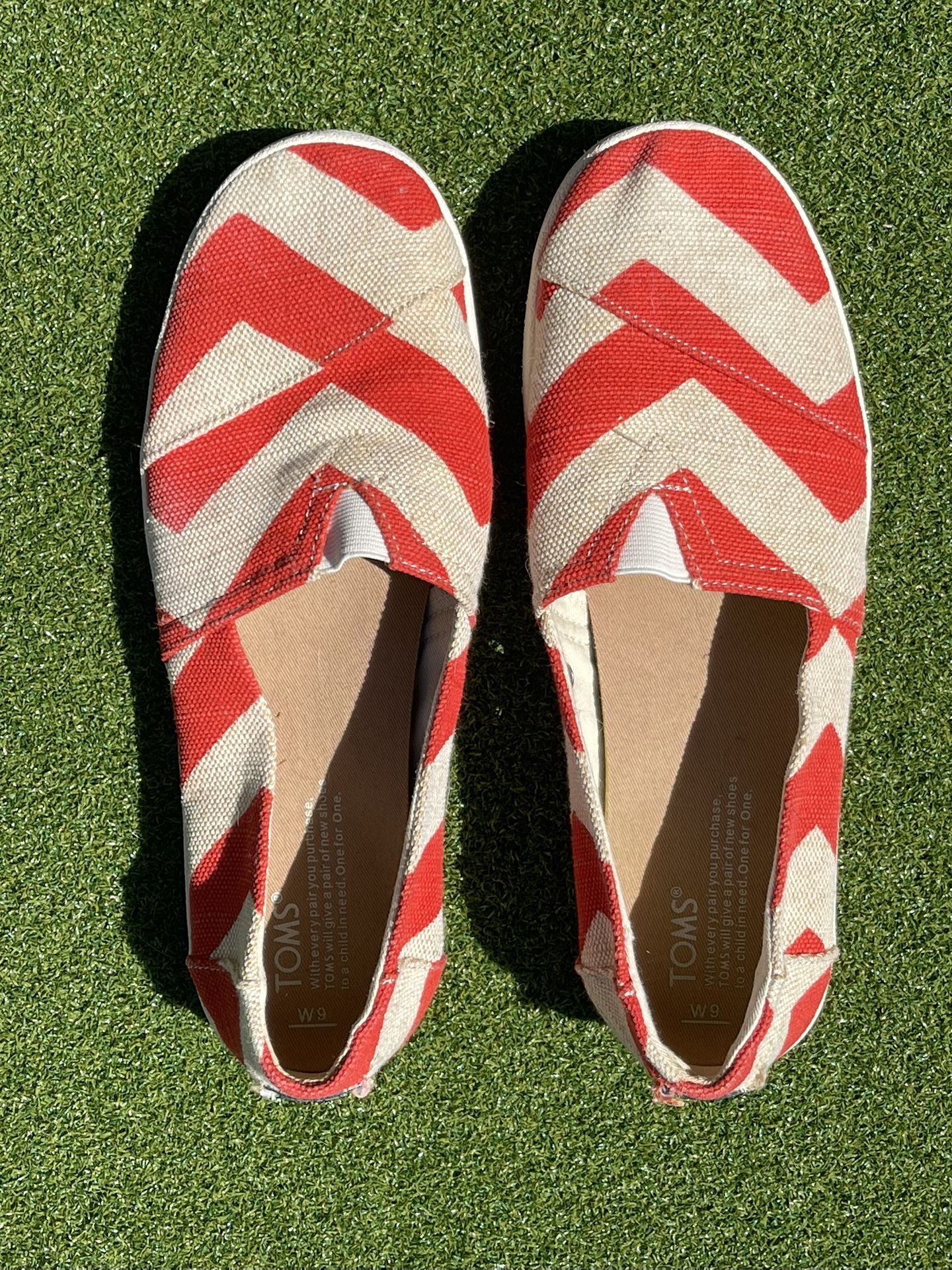 **PRICE REDUCED**Women’s TOM’S Zig-Zag Classic Espadrilles Slip On Shoe Size 9