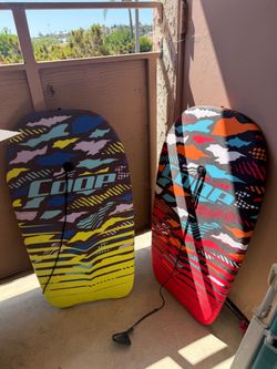 Bodyboards/boogie boards with straps