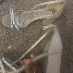 Heels with bow in the front gold