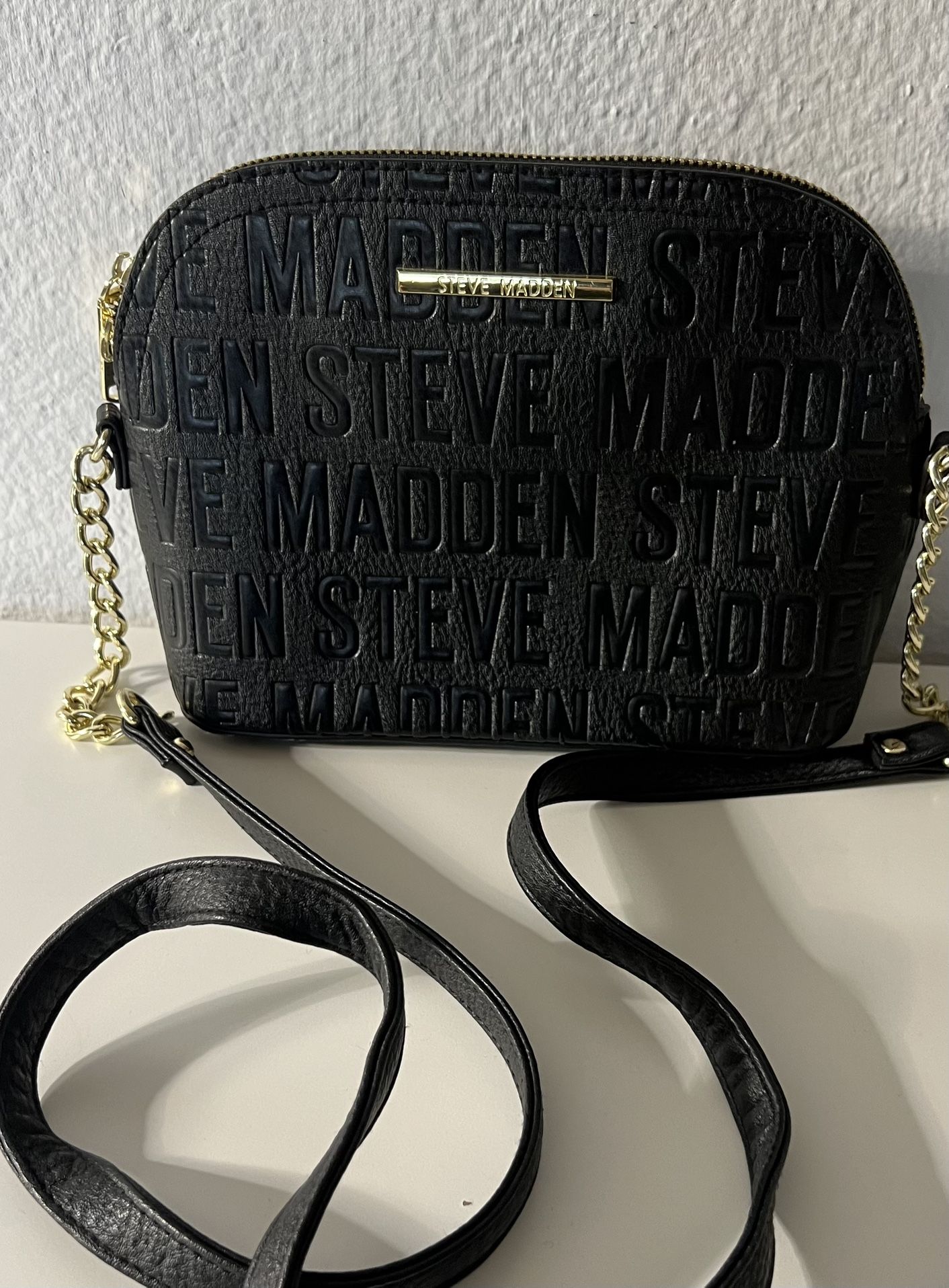 steve-madden-handbag-stamped-logo-black-with-gold-hardware-bag-zipper
