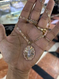 Valentino chain and virgen pendent 14 k gold. 16 hr total weight