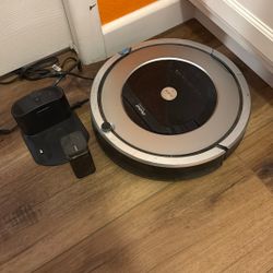 Roomba 860 Vacuum With Dock And Wall