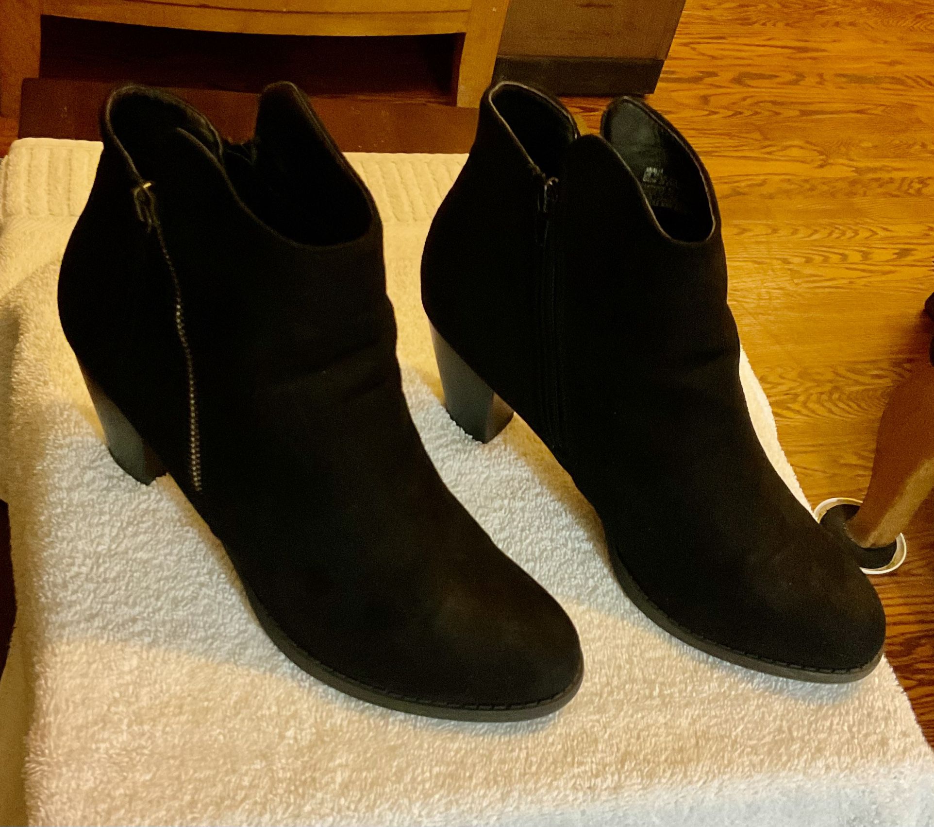 JUSTFAB BLACK & BROWN Western Style Loana Faux Suede Stacked Heel BootS. Sz-10