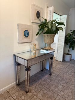 High Fashion Home Foyer/Console Table