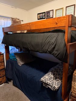 Twin bunk beds